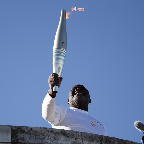 Basile Boli a lancé le relais de la flamme olympique à Marseille.