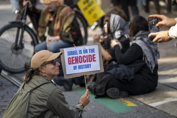 Protesters take part in a rally in support of the Palestinian in Gaza, amid the ongoing Israel-Hamas conflict, in Geneva, Switzerland, Saturday, September 27, 2025. (KEYSTONE/Martial Trezzini)