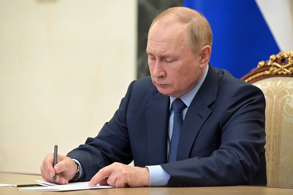 epa10104017 Russian President Vladimir Putin attends a working meeting via teleconference call in Moscow, Russia, 03 August 2022. EPA/PAVEL BYRKIN / KREMLIN POOL / SPUTNIK MANDATORY CREDIT