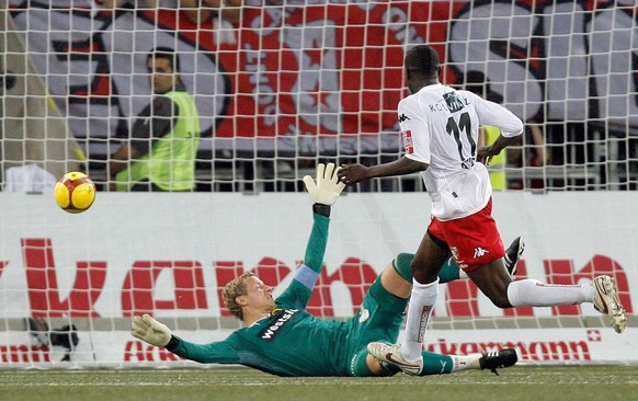 FC Sion&#039;s Guilherme Afonso, right, scores the 2:3 game winning goal against Young Boys goalkeeper Marco Woelfli during the Swiss Cup final soccer match between BSC Young Boys and the FC Sion in t ...