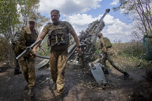 epa10096205 Ukrainian servicemen operate with American-made 155mm M777 towed howitzer on their positions in the Kharkiv area, Ukraine, 28 July 2022. Russian troops on 24 February entered Ukrainian ter ...
