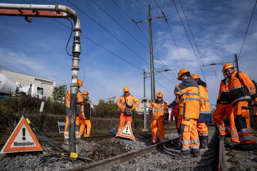 Des ouvriers bouchent le trou avec du beton sur la ligne CFF/SBB entre Lausanne et Geneve suite a un affaissement survenu en bordure de voie le mercredi 10 novembre 2021 a Tolochenaz. La ligne CFF ent ...