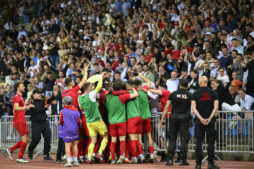 Les joueurs du SLO celebrent le 3eme but devant leurs supporters lors du match retour du barrage de promotion en Super League et de relegation en Challenge League de football entre le FC Stade Lausann ...