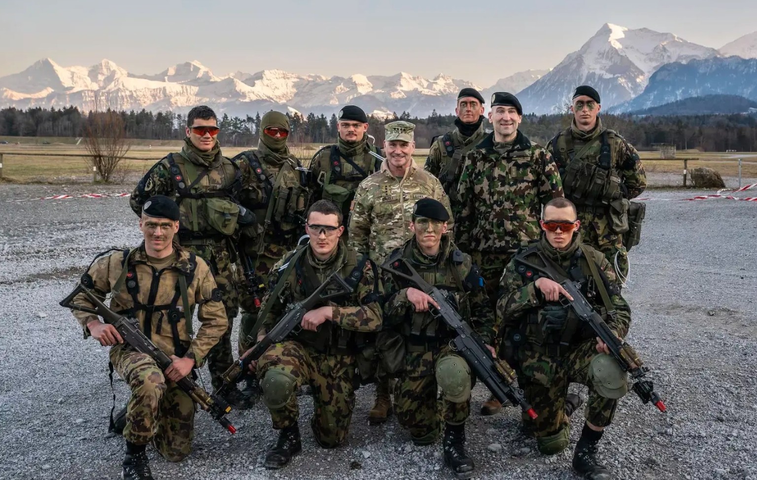 Le commandant en chef de l&#039;Otan en Europe Christopher G. Cavoli (uniforme léger, au milieu) avec le chef de l&#039;armée Thomas Süssli (2e à partir de la droite) lors d&#039;une visite aux troupe ...