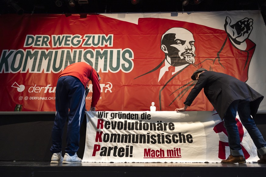 Ein Plakat mit dem Abbild von Lenin haengt auf der Buehne, vor Beginn der Versammlung bei der Lancierung der Revolutionaeren Kommunistischen Partei, am Samstag, 10. Februar 2024 im Volkshaus in Biel.  ...