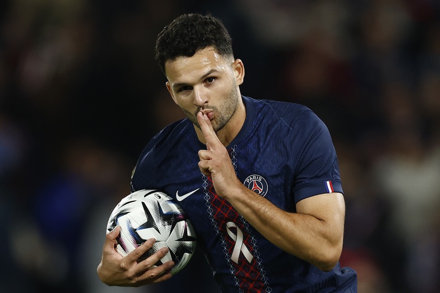 epa12461182 Goncalo Ramos of PSG celebrates scoring the penalty kick during the French Ligue 1 soccer match between Paris Saint-Germain and Strasbourg in Paris, France, 17 October 2025. EPA/YOAN VALAT