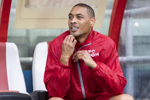 Le valaisan Guillaume Hoarau est assis sur le banc des remplacents avant la rencontre du championnat de football de Super League entre le FC Sion et BSC Young Boys le samedi 7 aout 2021 au Stade de To ...