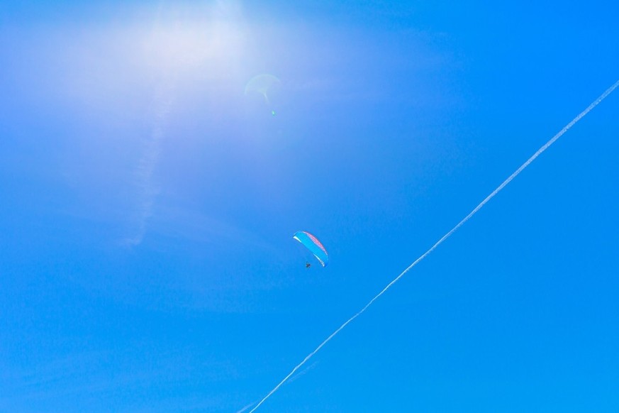 Un parapentiste de 60 ans meurt après une chute de 60 mètres au Weisshorn. Enquête en cours.