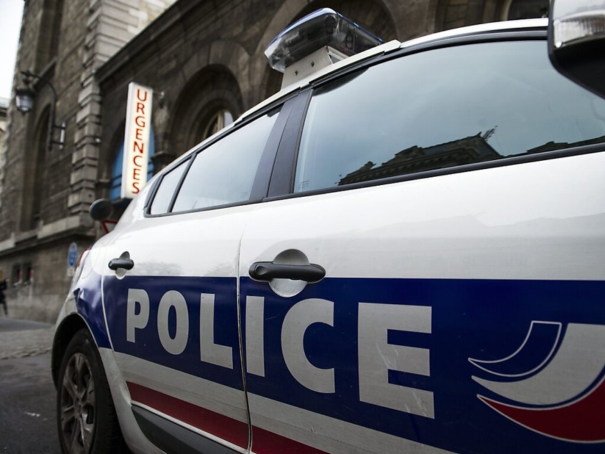 Une patrouille de police a r