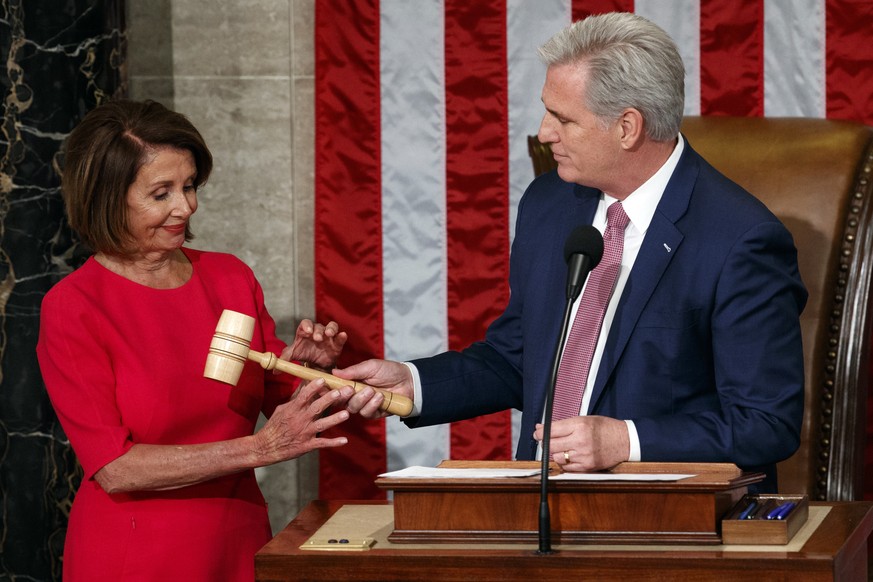 La démocrate Nancy Pelosi, à gauche, pourrait laisser sa place à Kevin McCarthy, en cas de victoire des républicains.