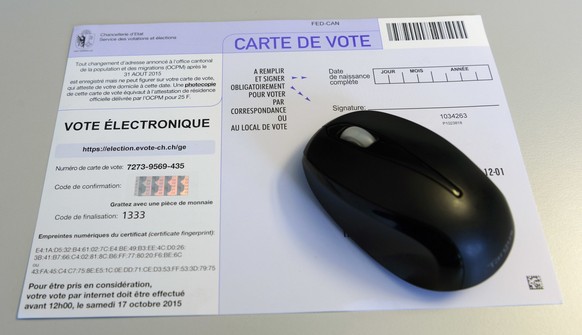Du materiel de vote electronique et les bulletins pour l&#039;election au Conseil national et au Conseil des Etats du canton de Geneve, photographie avant les elections federales 2015 ce vendredi 9 oc ...