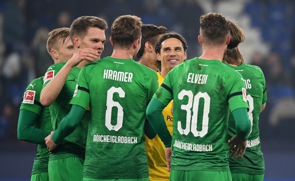 02.02.2019, Nordrhein-Westfalen, Gelsenkirchen: Fussball: Bundesliga, FC Schalke 04 - Bor. Moenchengladbach, 20. Spieltag in der Veltins Arena. Oscar Wendt, Matthias Ginter, Christoph Kramer, Torwart  ...