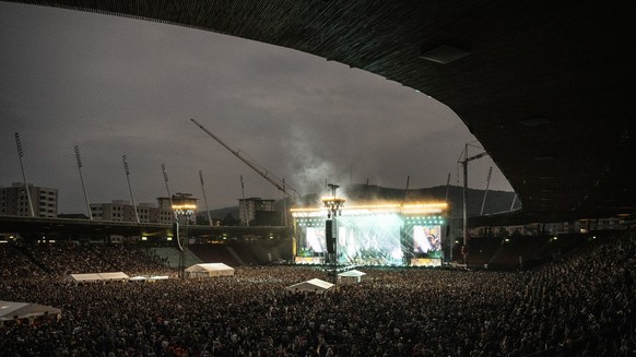 Zuschauer verfolgen das Konzert der beiden Schweizer Musiker Goelae und Trauffer als Bueetzer Buebe im Stadion Letzigrund in Zuerich, aufgenommen am Freitag, 19. August 2022. (KEYSTONE/Ennio Leanza)