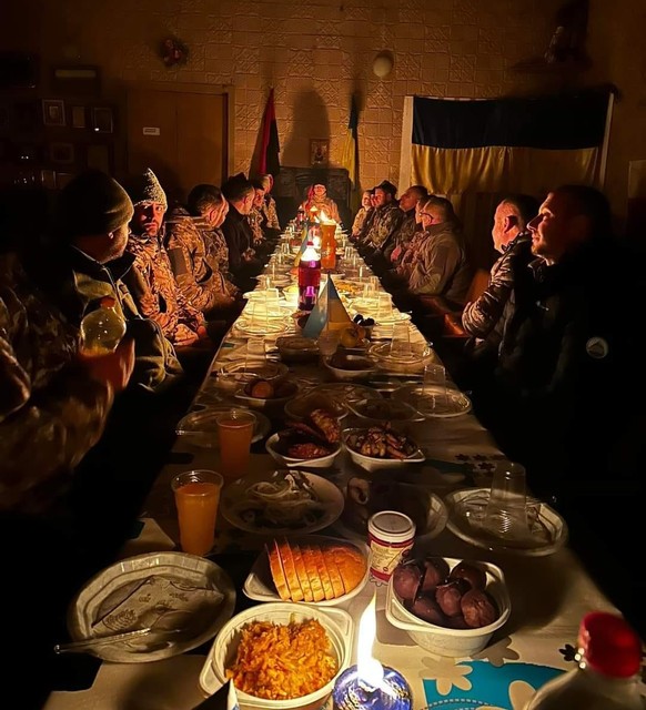 Des soldats ukrainiens en train de célébrer Noël sur la ligne de front, le 25 décembre.