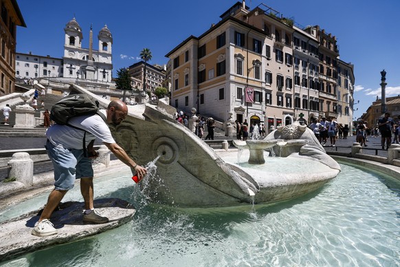 epa12202745 People cool off in a fountain during a heatwave, in Rome, Italy, 28 June 2025. EPA/ANGELO CARCONI