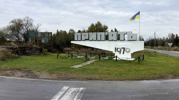 Le monument annonçant l'entrée de Pripyat a été rénové, et l'orthographe ukrainienne vient de remplacer le nom russe de la ville, plus de 40 ans après.