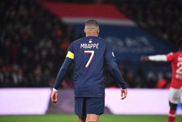 Mbappé et sa nouvelle tunique comportant l'insigne dorée, vendredi face à Monaco.