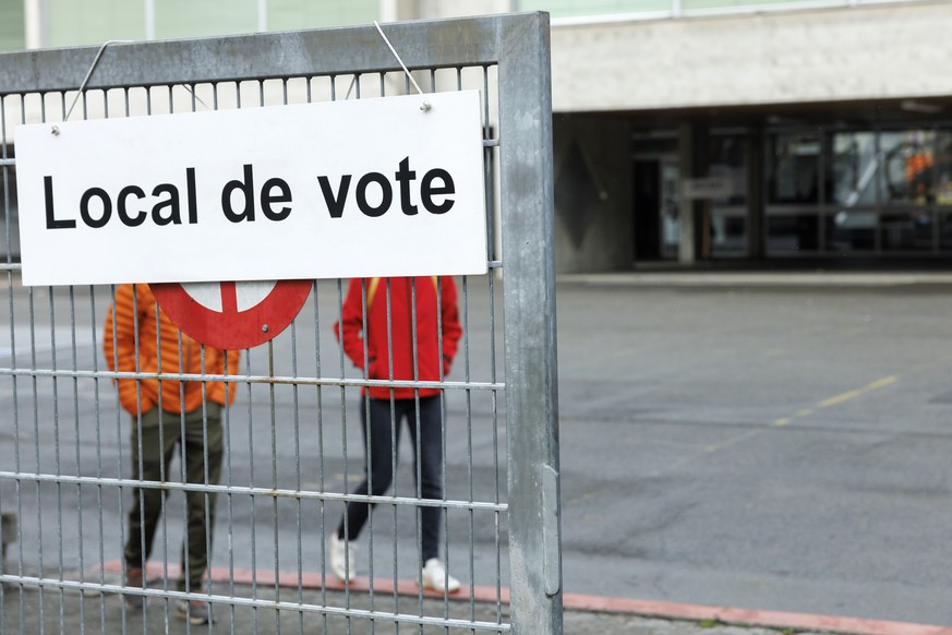 Des citoyens arrivent afin de voter dans le bureau de vote de Carouge pour l&#039;election au Grand Conseil et du premier tour de l&#039;election au Conseil d&#039;Etat 2023, ce dimanche 2 avril 2023  ...