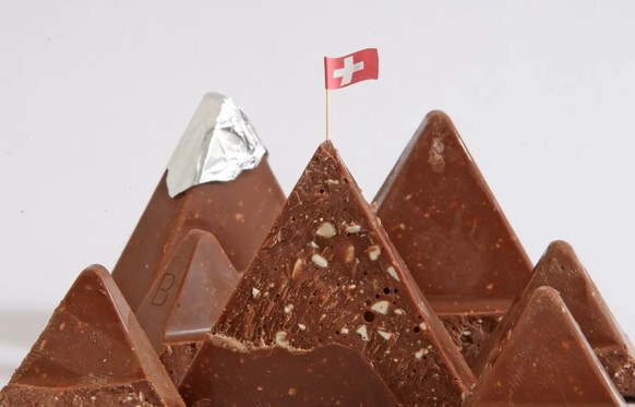 Le chocolat triangulaire est constitué d&#039;une masse chocolat-miel-nougat.