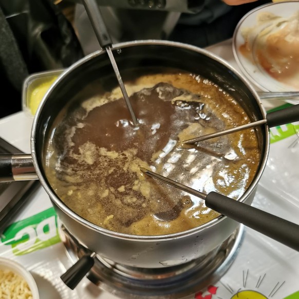 «La fondue bourguignonne est un plat de fondue de viande de bœuf frit à l'huile d'origine suisse», selon Wikipédia. Je pose ça là.