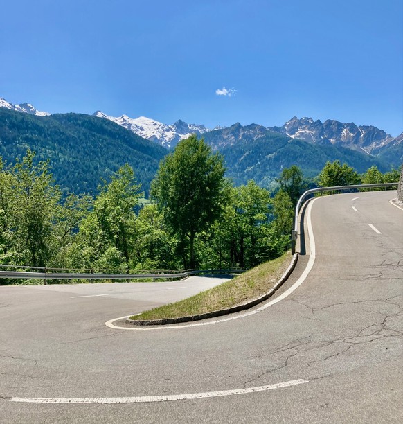 Les lacets de la montée de Carì.