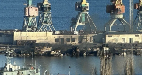Navire russe coulée par l&#039;Ukraine à Feodossia, en Crimée.