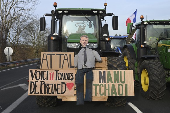 Le président français va partir en voyage.