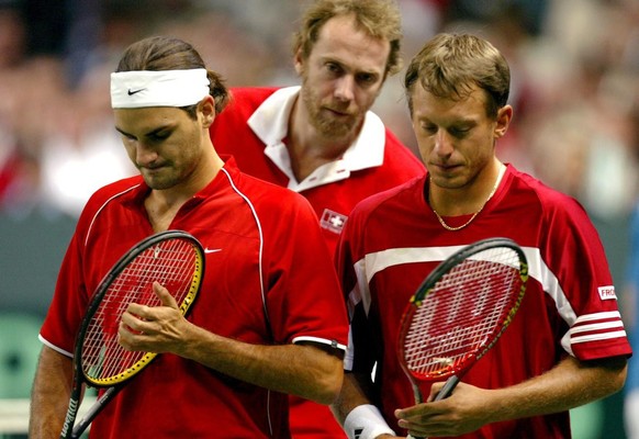 Marc Rosset (au centre) du temps où il était capitaine, à fond derrière Roger Federer et Yves Allegro.