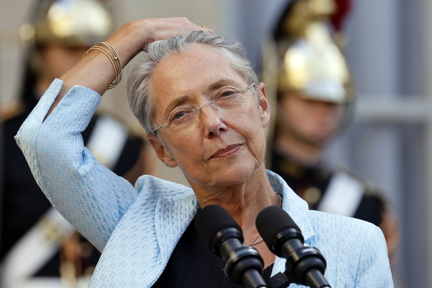 epa09952135 France&#039;s newly appointed Prime Minister Elisabeth Borne delivers a speech during a handover ceremony in the courtyard of the Hotel Matignon, French Prime ministers&#039; official resi ...