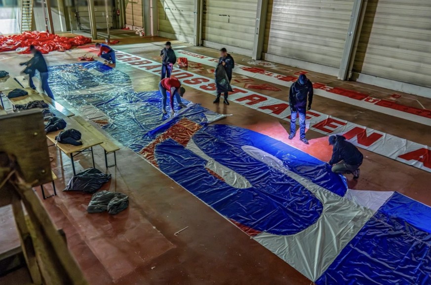 Les ultras du FCB auraient apparemment préparé leurs banderoles dans les locaux du groupe de supporters du SC Fribourg.