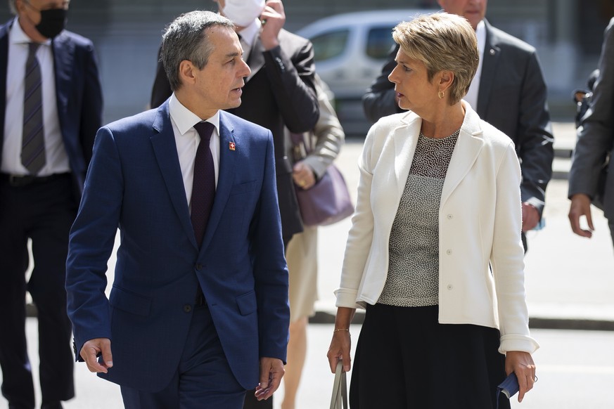 Bundesraetin Karin Keller-Sutter, rechts, und Bundesrat Ignazio Cassis kommen zu einer Medienkonferenz des Bundesrates zur aktuellen Lage in Afghanistan, am Mittwoch, 18. August 2021, in Bern. (KEYSTO ...