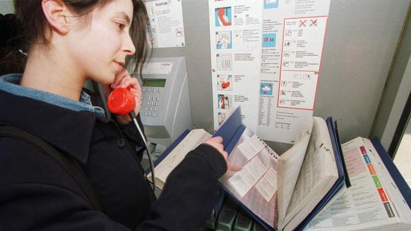 Die Telefonbuecher haben in den oeffentlichen Telefonkabinen der Schweiz bald ausgedient (Aufnahme vom 16. April 1998). Ab Juli 1998 werden alle rund 13 000 Telefonkabinen der Swisscom mit dem elektro ...