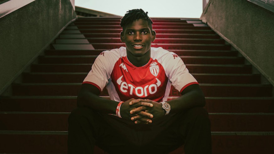 Embolo avec le maillot de Monaco