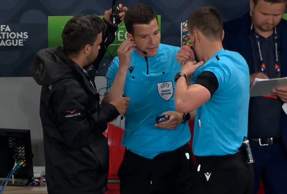 L'arbitre allemand Daniel Siebert (à droite) avait dû céder sa place au 4e officiel, son compatriote Harm Osmers, lors du match de Ligue des nations République tchèque - Suisse le 2 juin.