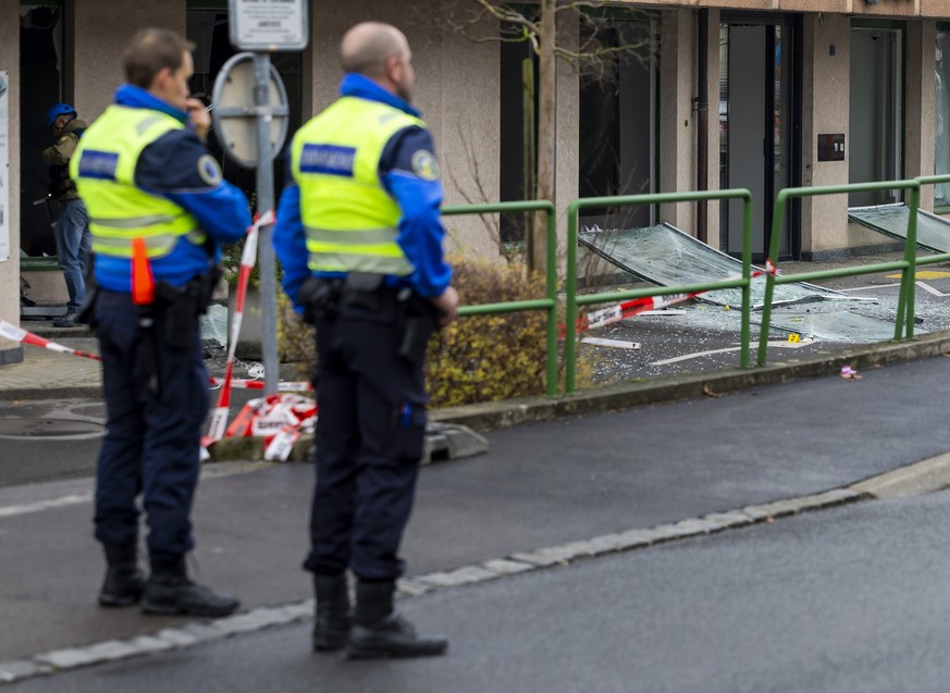 Vue de l'entree et des vitrines de la banque UBS apres l'attaque a l'explosif du distributeur automatique de billets, survenue dans la nuit, ce mercredi 3 decembre 2025 a Galnd. Un banc ...