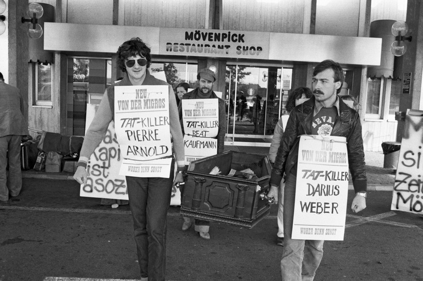 Eine Gruppe von Redaktoren der Migros-Zeitschrift TAT demonstriert am 30. September 1978 mit Plakaten und einem symbolischen Sarg vor dem Moevenpick-Restaurant Holiday Inn in Glattbrugg, Schweiz, gege ...