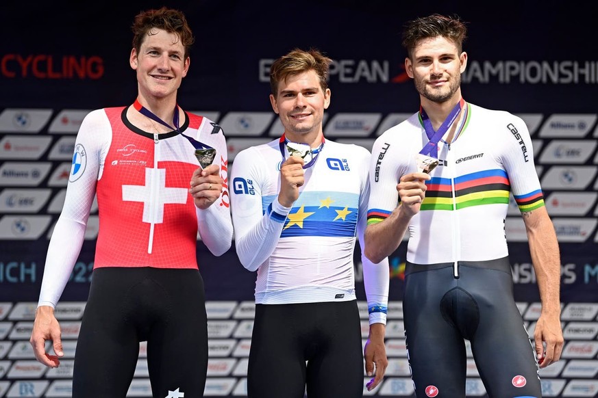 Stefan Bissegger (au centre), ancien champion d'Europe du contre-la-montre, devant Stefan Küng (à gauche) et le champion du monde Filippo Ganna.