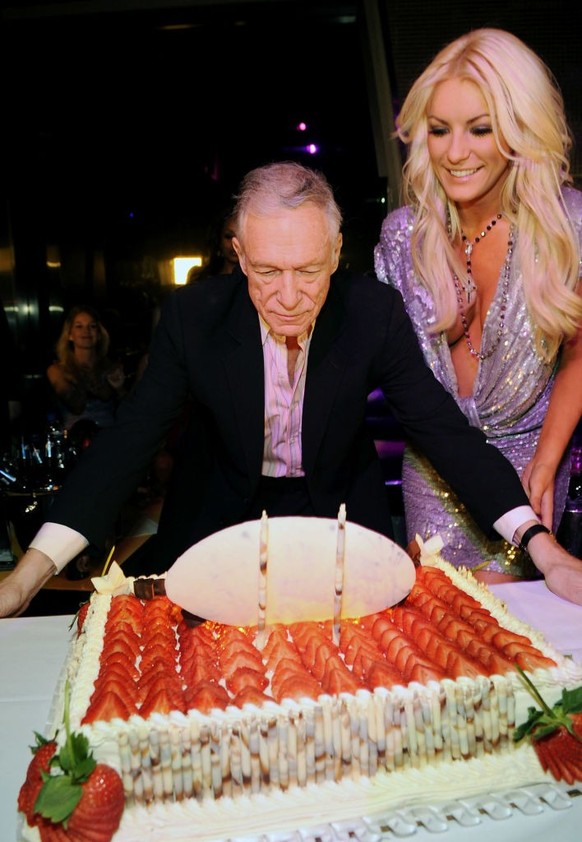 LAS VEGAS - APRIL 04: Hugh Hefner and Crystal Harris attend Hugh Hefner&#039;s 83rd birthday dinner at Nine Steakhouse at the Palms Resort &amp; Casino on April 4, 2009 in Las Vegas, Nevada. (Photo by ...