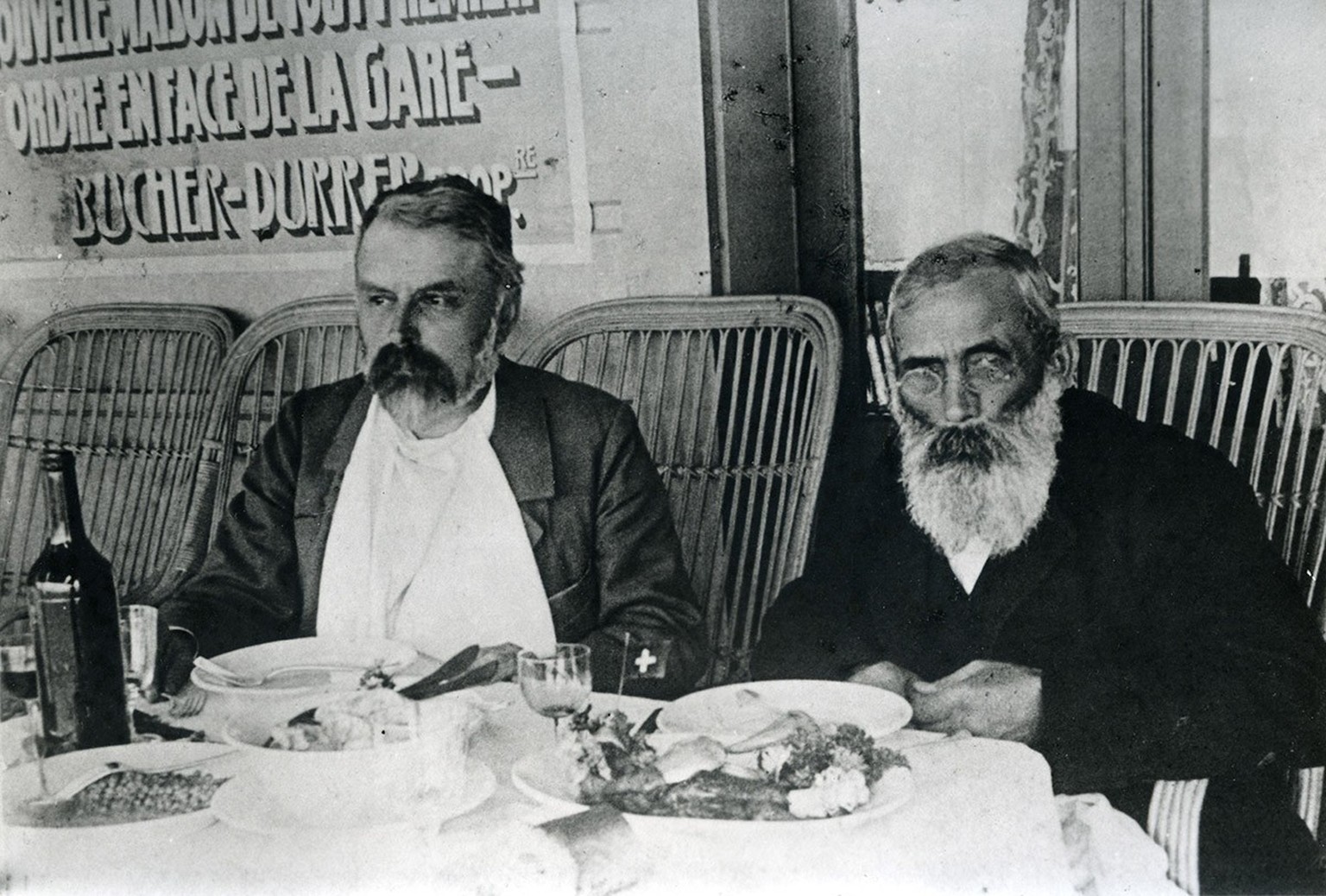 Josef Durrer (à gauche) et Franz Josef Bucher lors d’un dîner sur le Stanserhorn. Au moment du cliché, en 1904, les deux hommes ne travaillaient déjà plus ensemble depuis près de dix ans.
https://quer ...