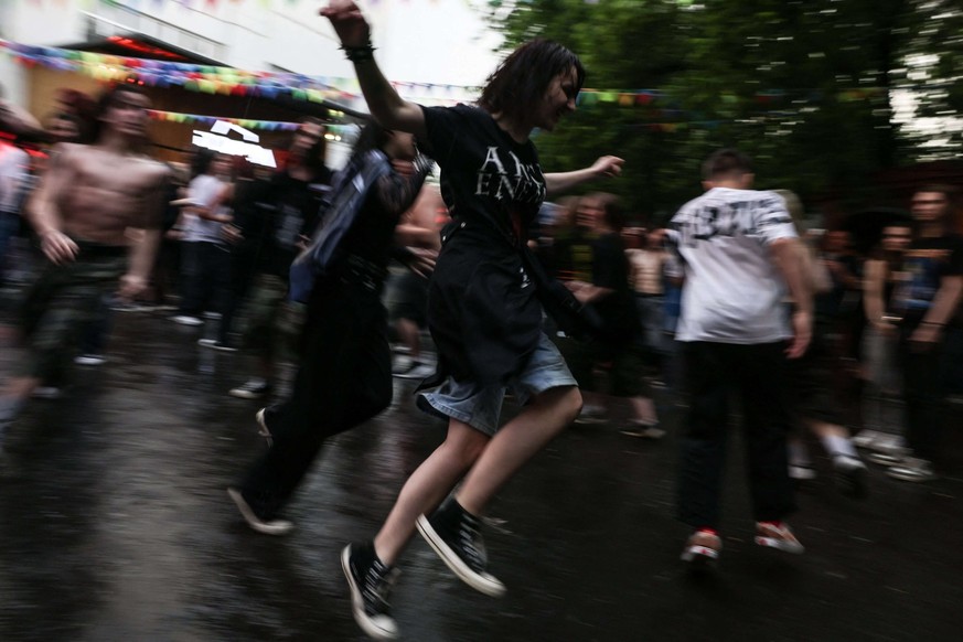 Les amateurs de musique assistent au concert, malgré la pluie.