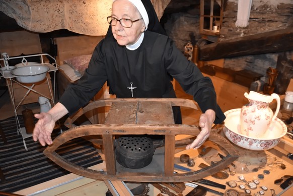 Sœur Rita guide les visiteurs à travers le monastère