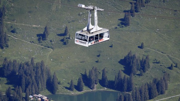 Une cabine du telepherique de Glacier 3000 photographiee devant le Lac Retaud lors du Glacier Air Show ce mardi 23 juin 2020 a Les Diablerets. (KEYSTONE/Laurent Gillieron)