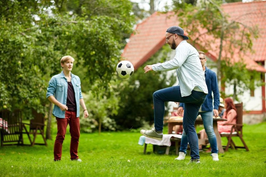 Des gentils qui jouent au «méchant» dans le jardin.