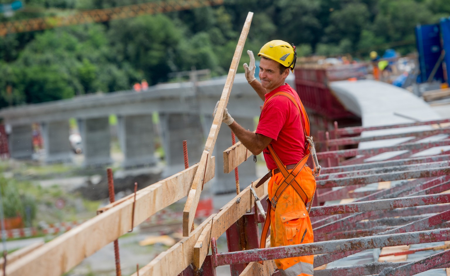 CAPTION CORRECTION: ORTSNAME IN CAPTION CAMORINO --- Arbeiten auf der Baustelle am Nordportal Ceneri-Basistunnel in Camorino aufgenommen am 10. Juli 2014. Nach dem Gotthard-Basistunnel ist der Ceneri- ...