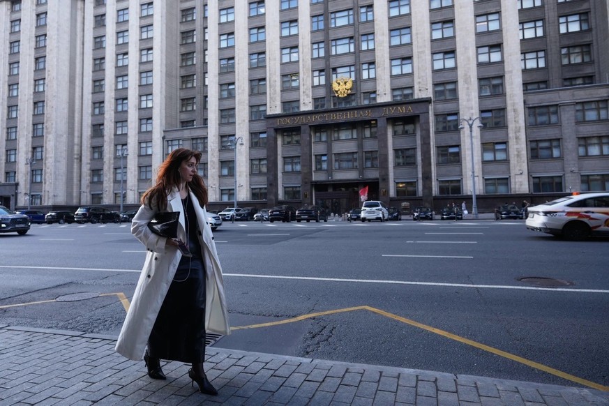 Une femme passe devant la Douma à Moscou, siège du Parlement russe.