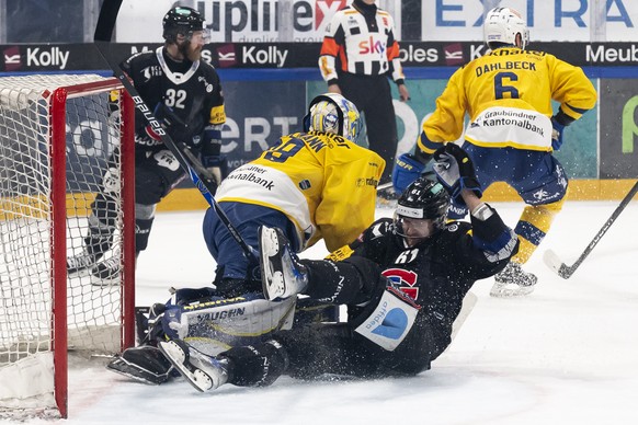 Jeremi Gerber (HCFG), droite, tombe dans le goal du gardien Sandro Aeschlimann (HCD), gauche, lors du quatrieme match de la finale des play-offs du championnat suisse de hockey sur glace de National L ...