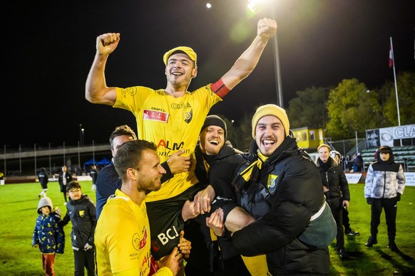 Le defenseur jurassien Matteo Cesca fete la victoire et la qualification avecx les supporters lors de la rencontre de 1/8eme de final de Coupe de Suisse de football entre SR Delemont et FC Luzern le m ...