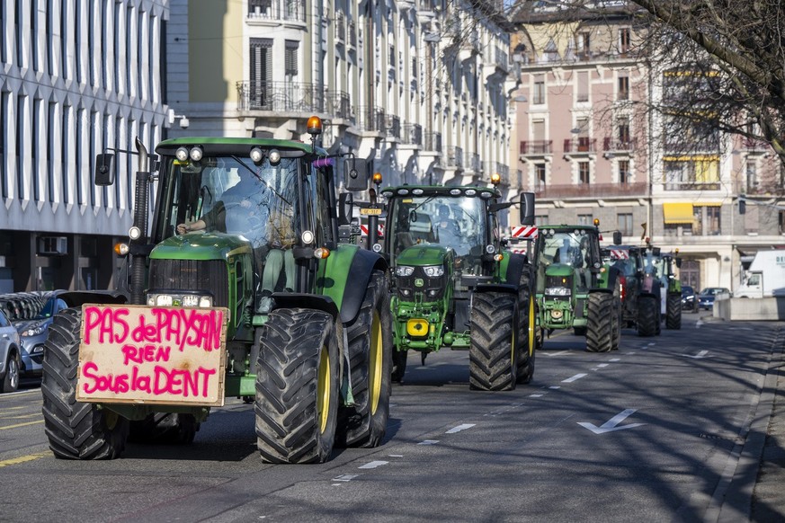 Des agriculteurs defilent avec leurs tracteurs afin de manifester leur mecontentement, ces derniers disent partager les revendications des familles paysannes en France, Allemagne et des Belges, ce sam ...