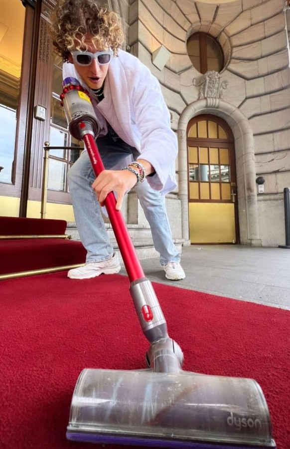 Gstaad Guy, un homme qui n'hésite pas à mettre la main à la pâte.