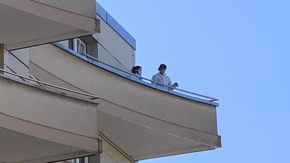 Rue Igor Starvinsky. La police scientifique inspecte un balcon au 7ème étage.